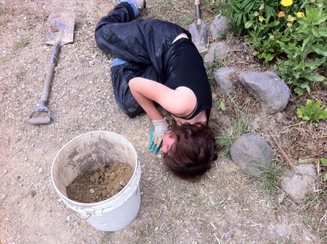  8 December 2010 à 14h55 - Estelle essaye de ramasser la terre. C'est plutôt profond...